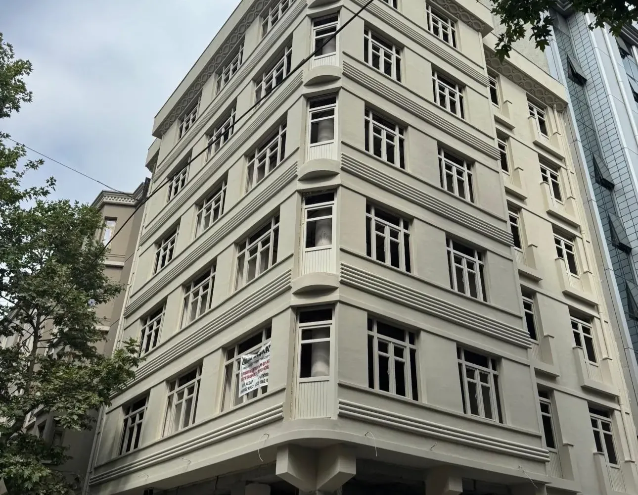 Otel projesi, tamamlanmış köşe binanın cephesi