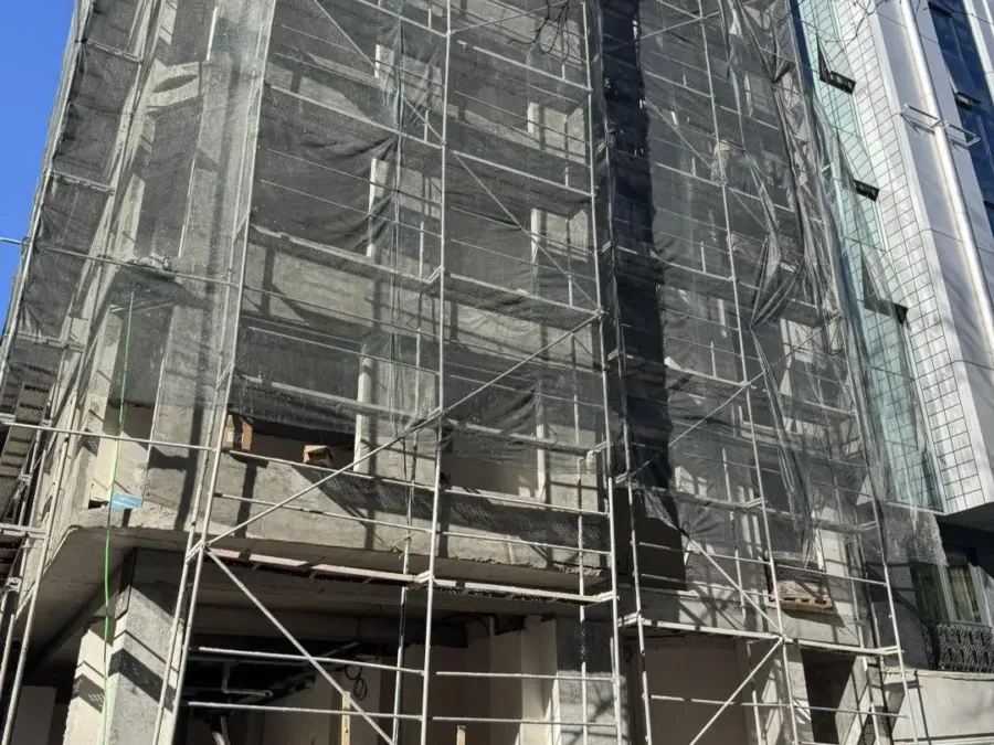 Otel projesinde iskele kurulu cephe çalışması