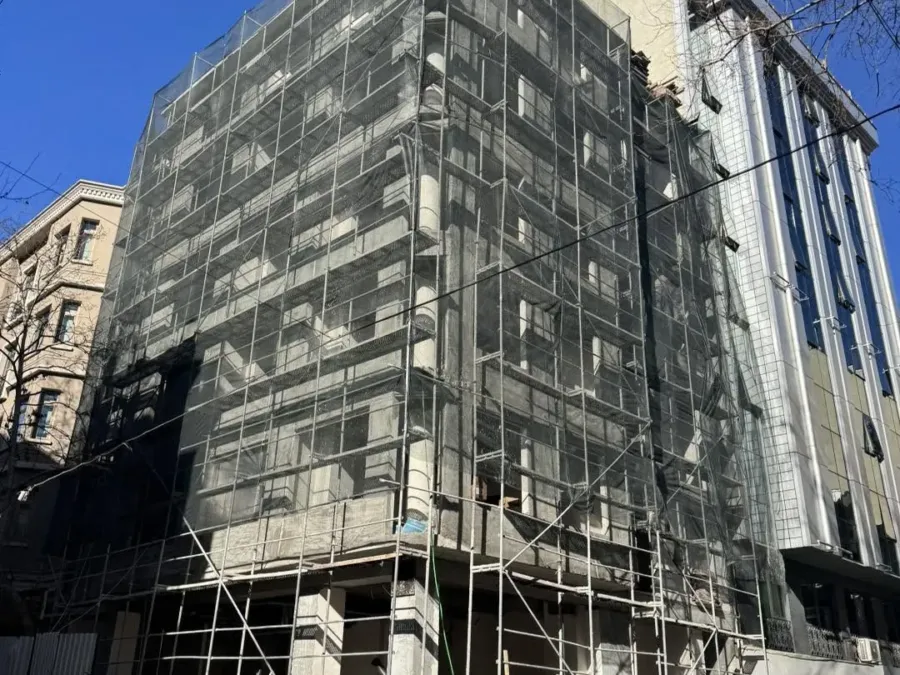 Otel projesinde iskele ağıyla kaplı bina
