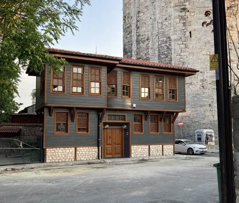 Restorasyonu tamamlanan tarihi ahşap evin sokaktan genel görünümü