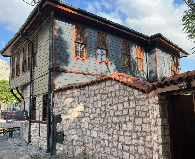 Restorasyonu tamamlanan tarihi ahşap evin yan cephesi